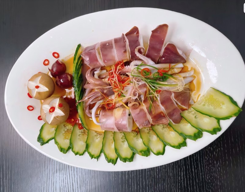 Before the festival, demand picked up and the price of squid stopped falling and