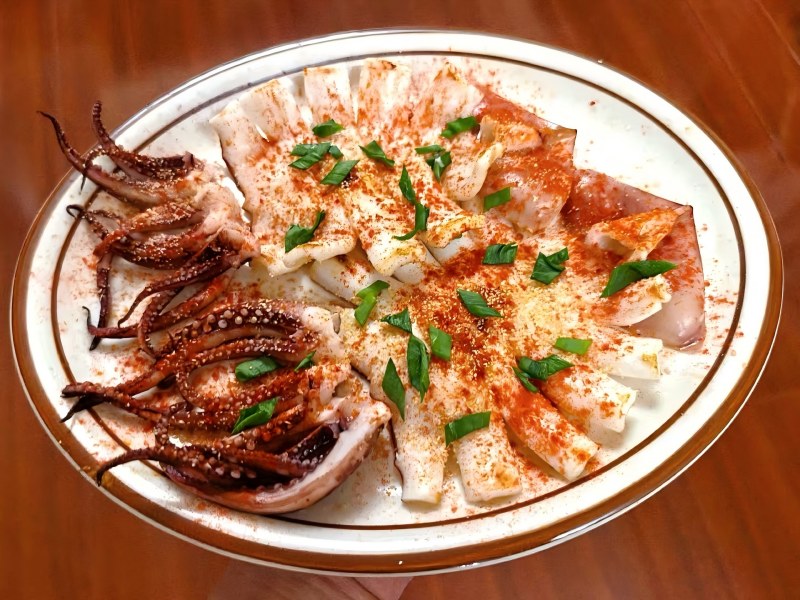 Due to insufficient market demand, the price of squid is fluctuating at a low le
